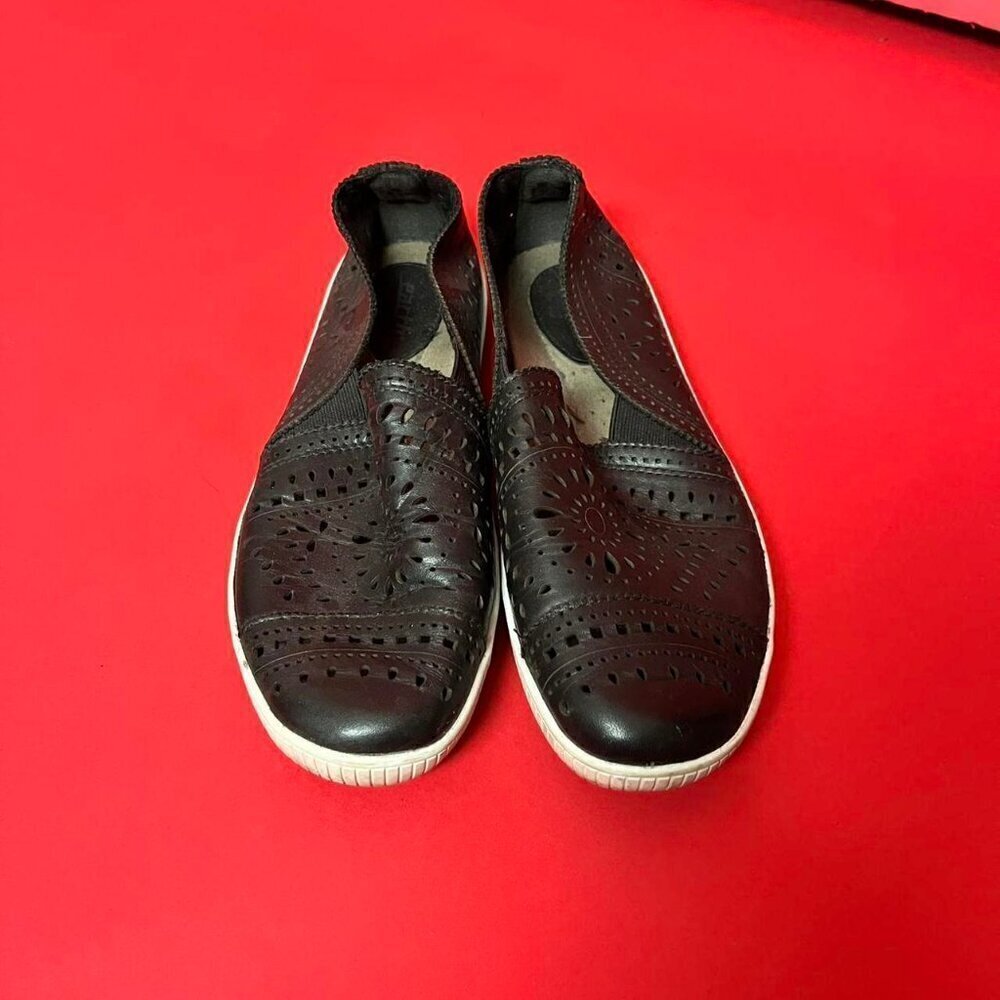Earth / Black leather flats with holes and thick soles 🖤🤍